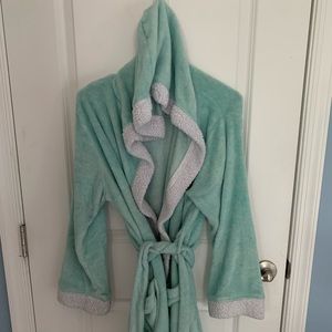 Women’s plush robe.